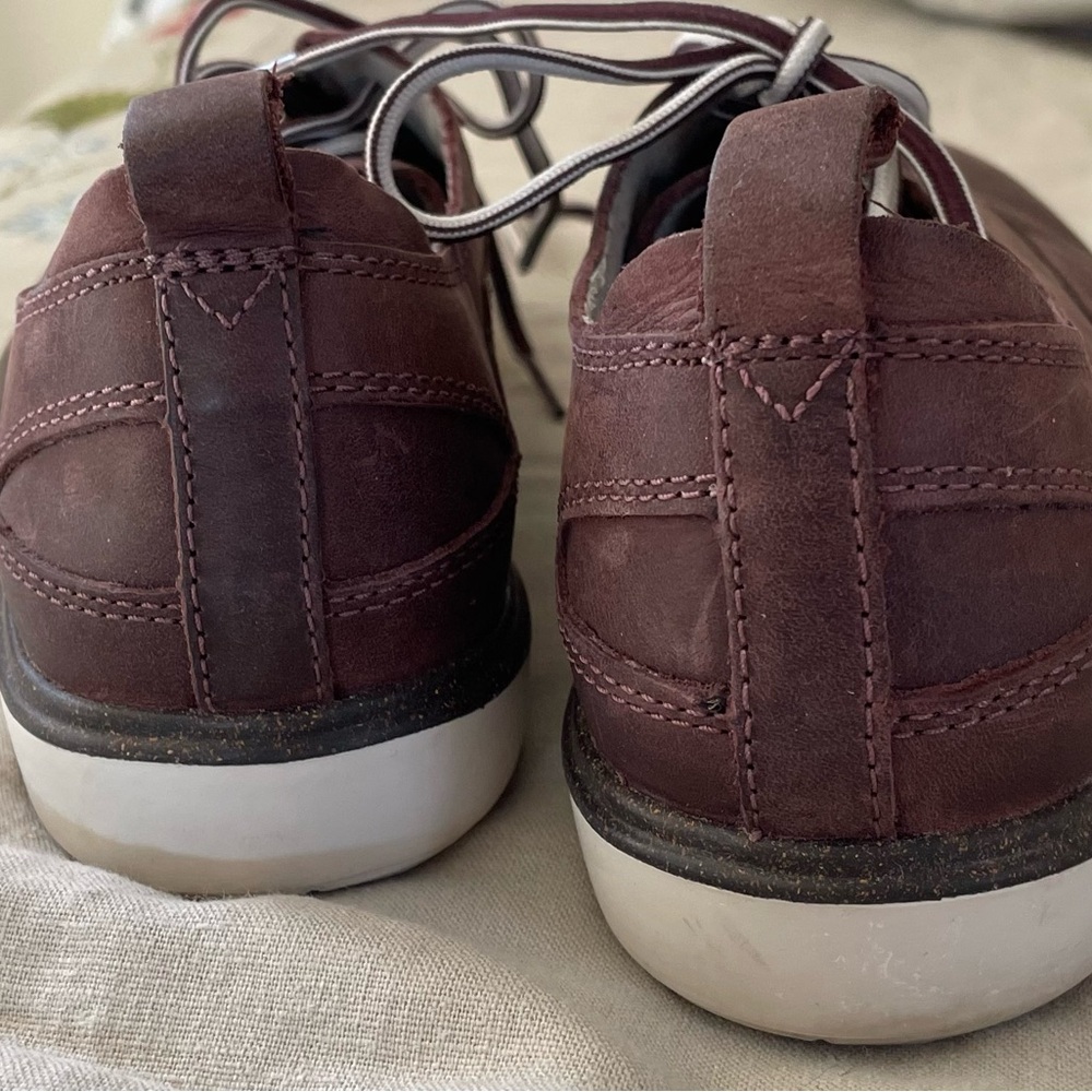 Ladies leather lace ups.